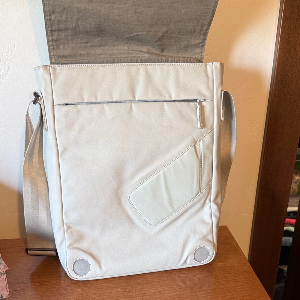 Incase Light Gray Laptop Messenger Bag - Picture 3 of 10